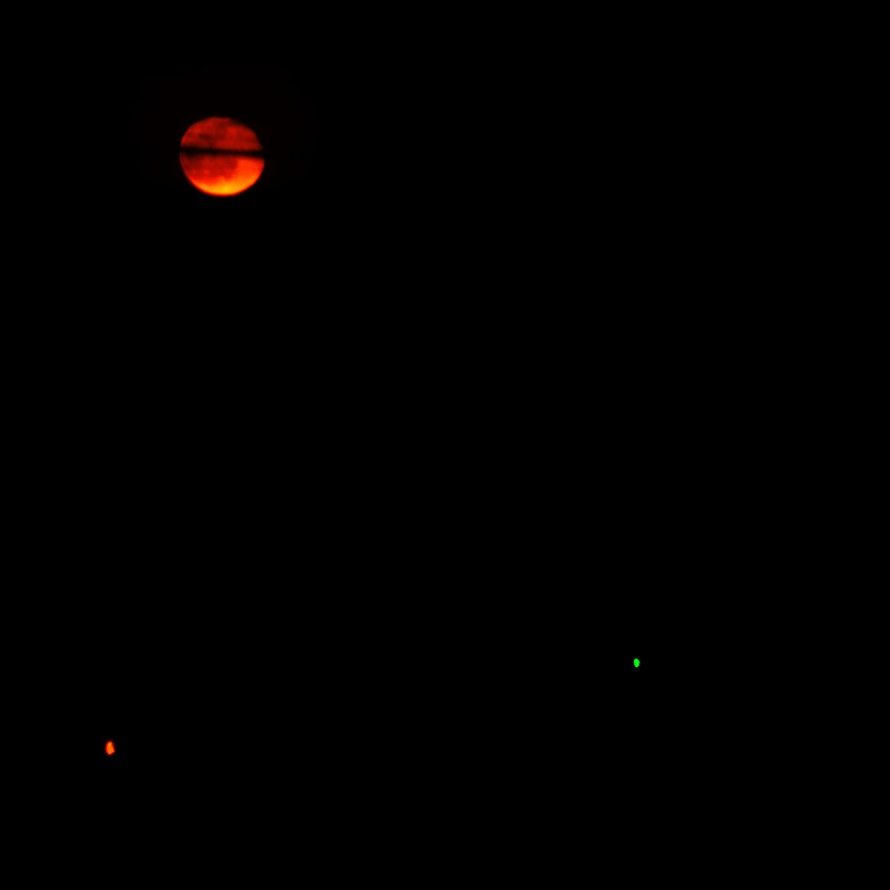 Giochi di luce con luna rossa