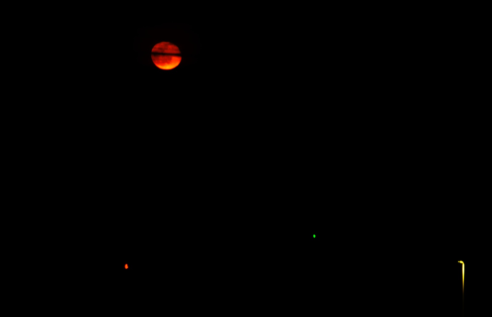 Giochi di luce con luna rossa