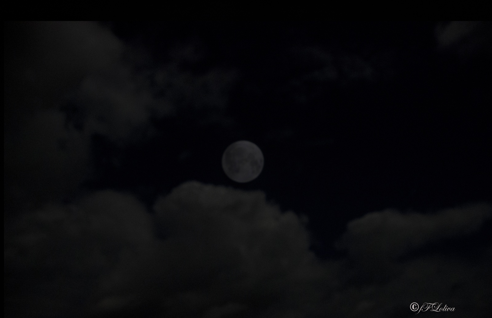 Luna piena tra le nuvole